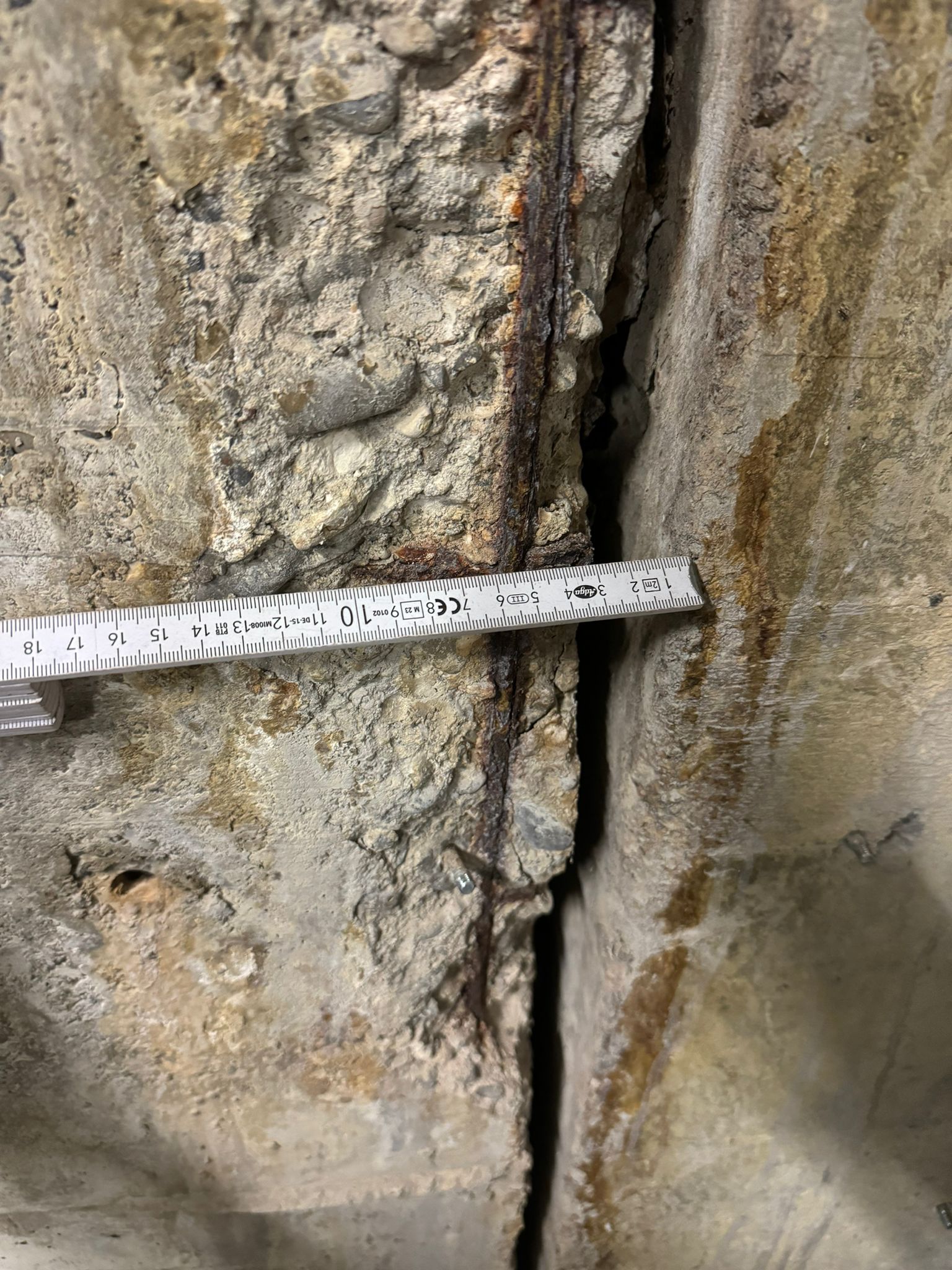 Betonabplatzungen über korrodierendem Bewehrungsstahl