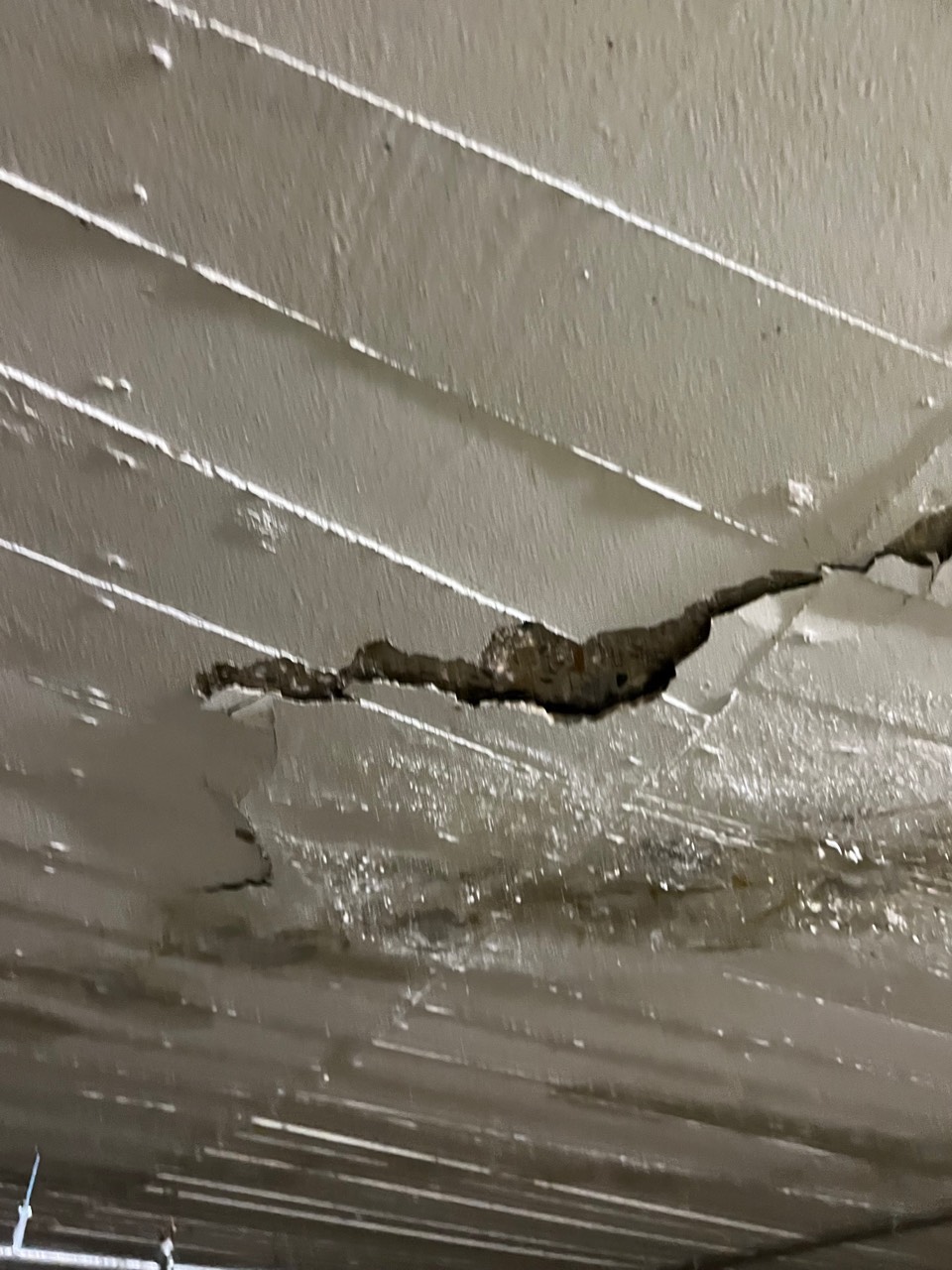 Betonabplatzung an der Deckenuntersicht